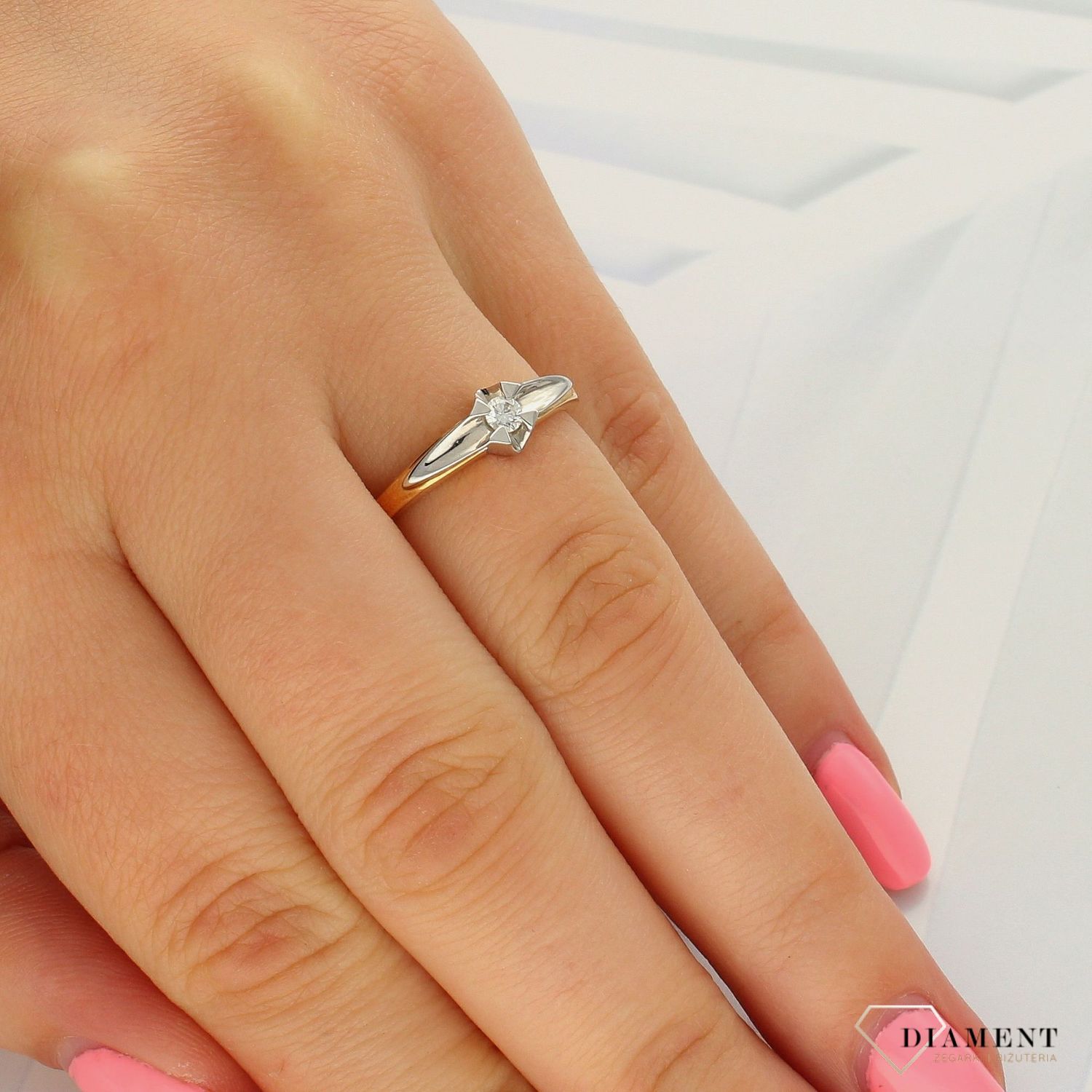 Pierścionek złoty DIAMENT żółte i białe złoto, jeden diament w białym złocie . Pierścionki zaręczynowe. Piękny pierścionek ozdobiony jednym brylantami.  0,10 ct M 15110..jpg